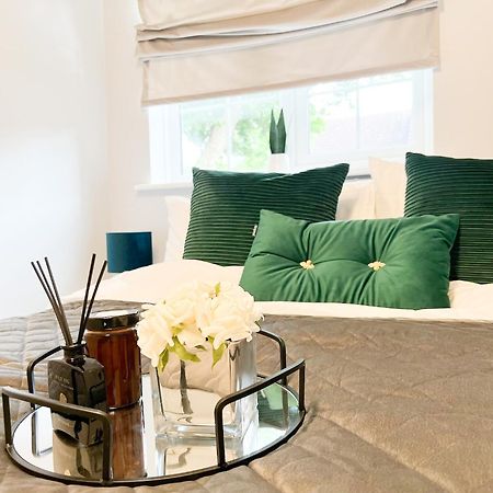 Beautiful Apartment In Beckton With Private Entrance And Garden Лондон Екстериор снимка
