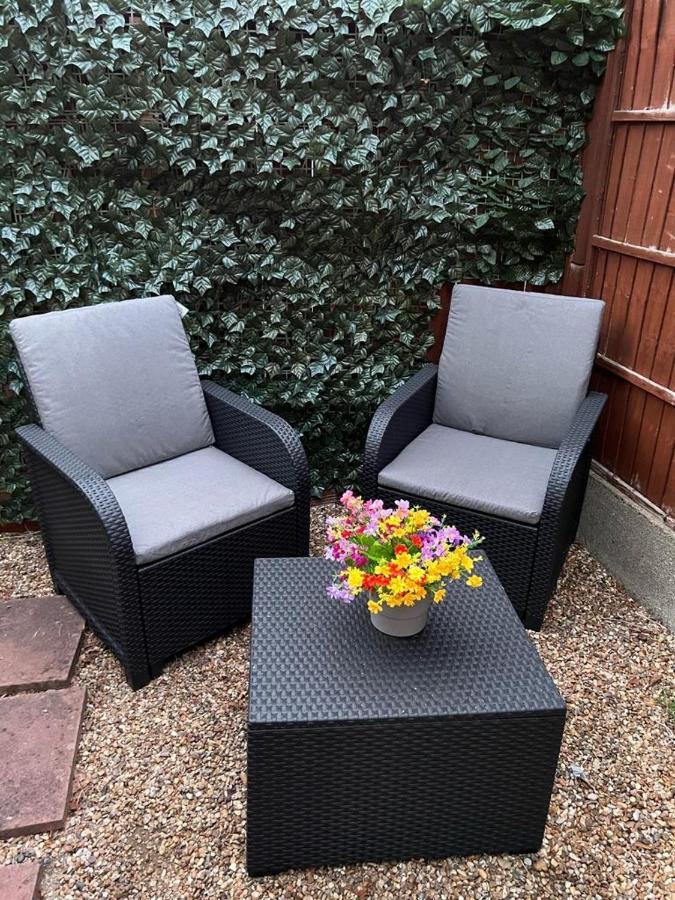 Beautiful Apartment In Beckton With Private Entrance And Garden Лондон Екстериор снимка