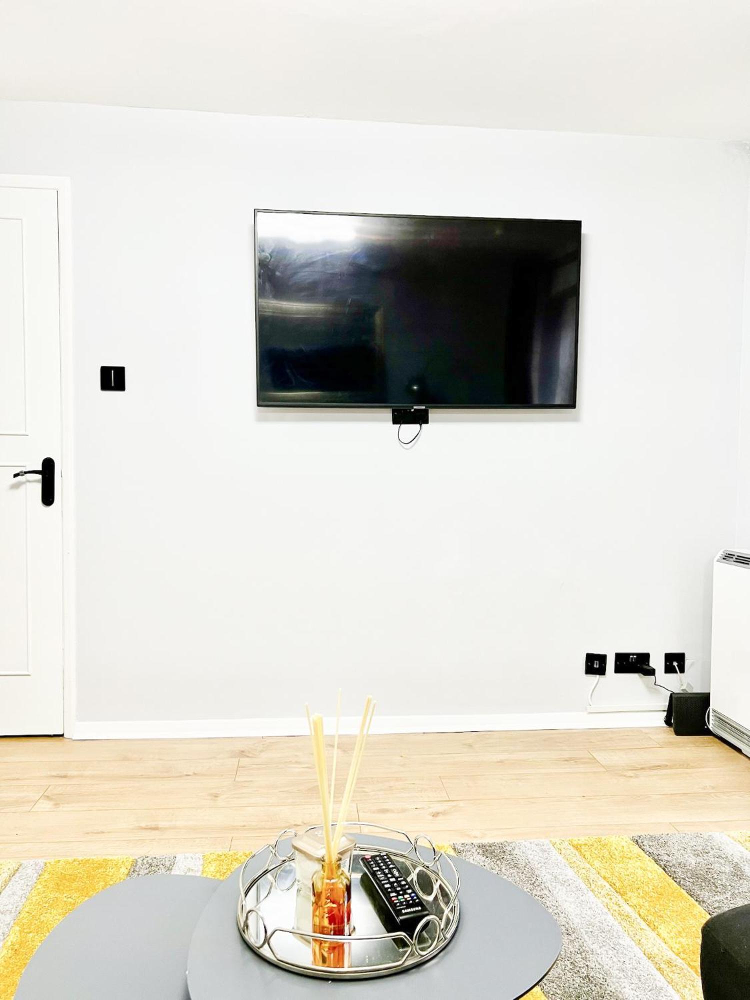 Beautiful Apartment In Beckton With Private Entrance And Garden Лондон Екстериор снимка