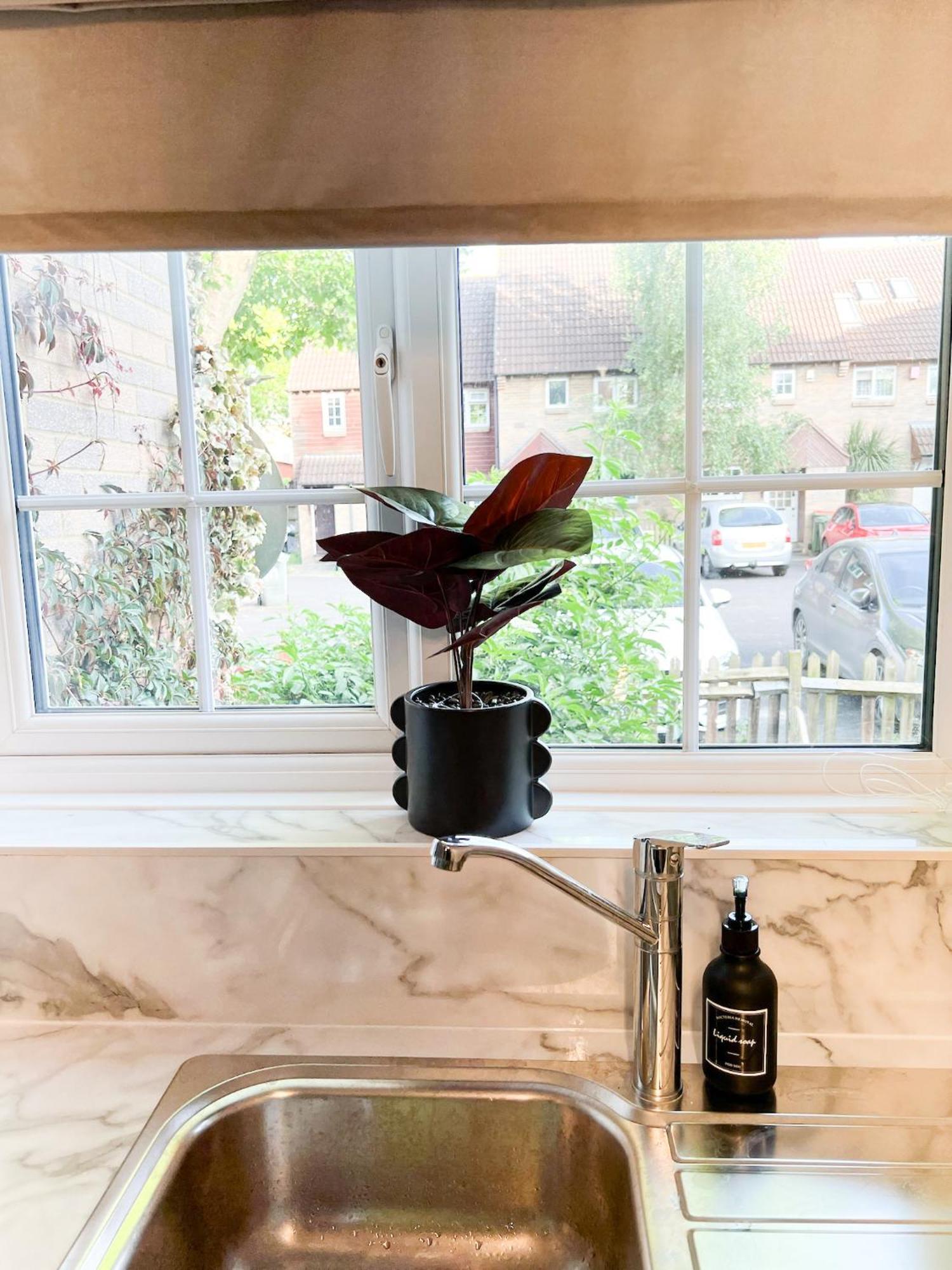 Beautiful Apartment In Beckton With Private Entrance And Garden Лондон Екстериор снимка
