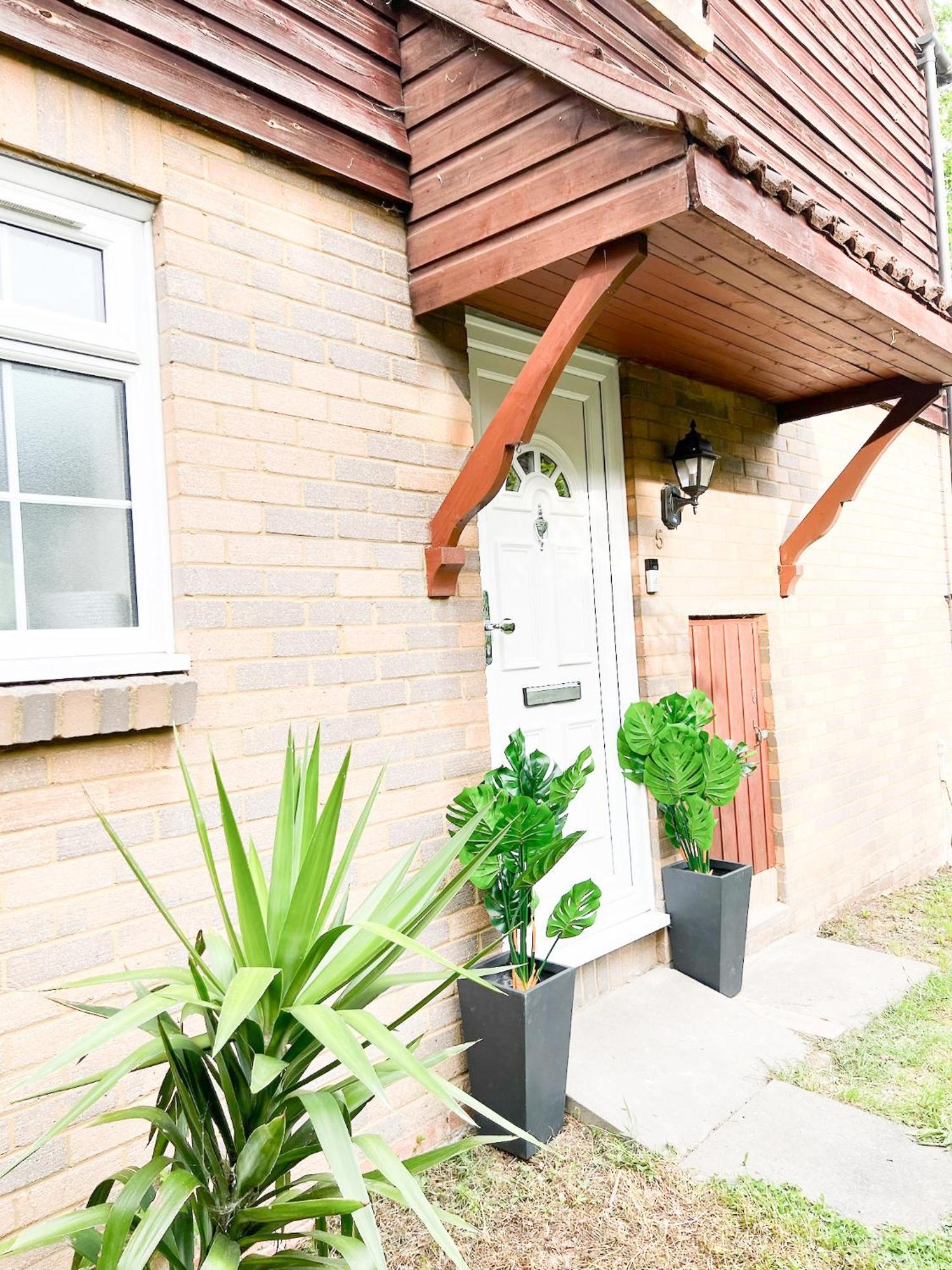 Beautiful Apartment In Beckton With Private Entrance And Garden Лондон Екстериор снимка