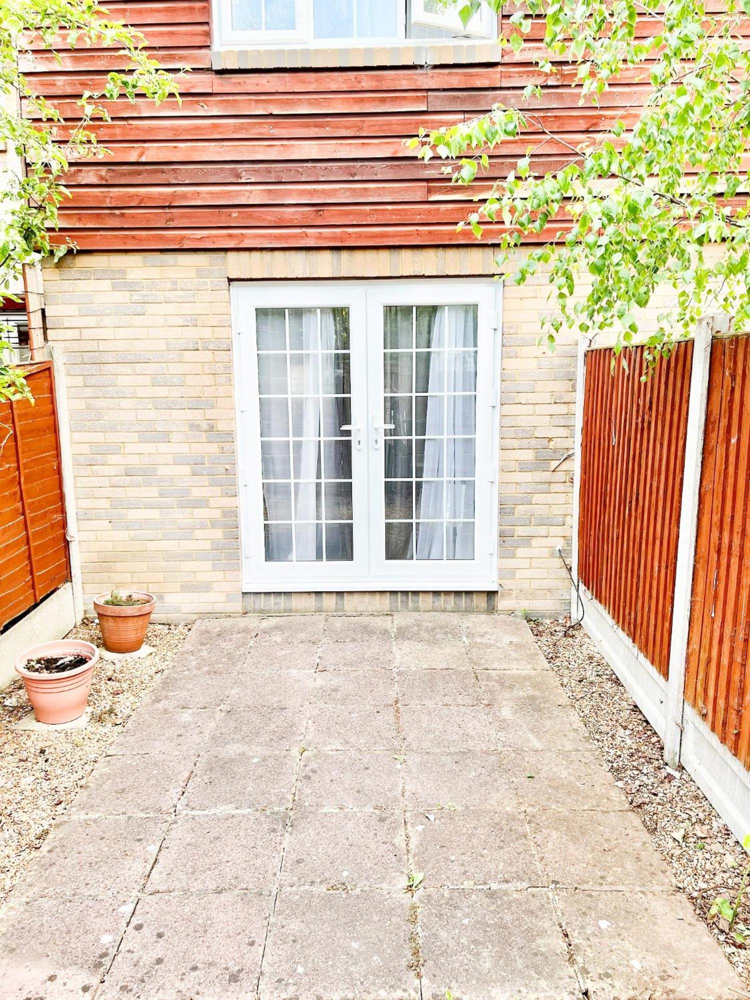 Beautiful Apartment In Beckton With Private Entrance And Garden Лондон Екстериор снимка